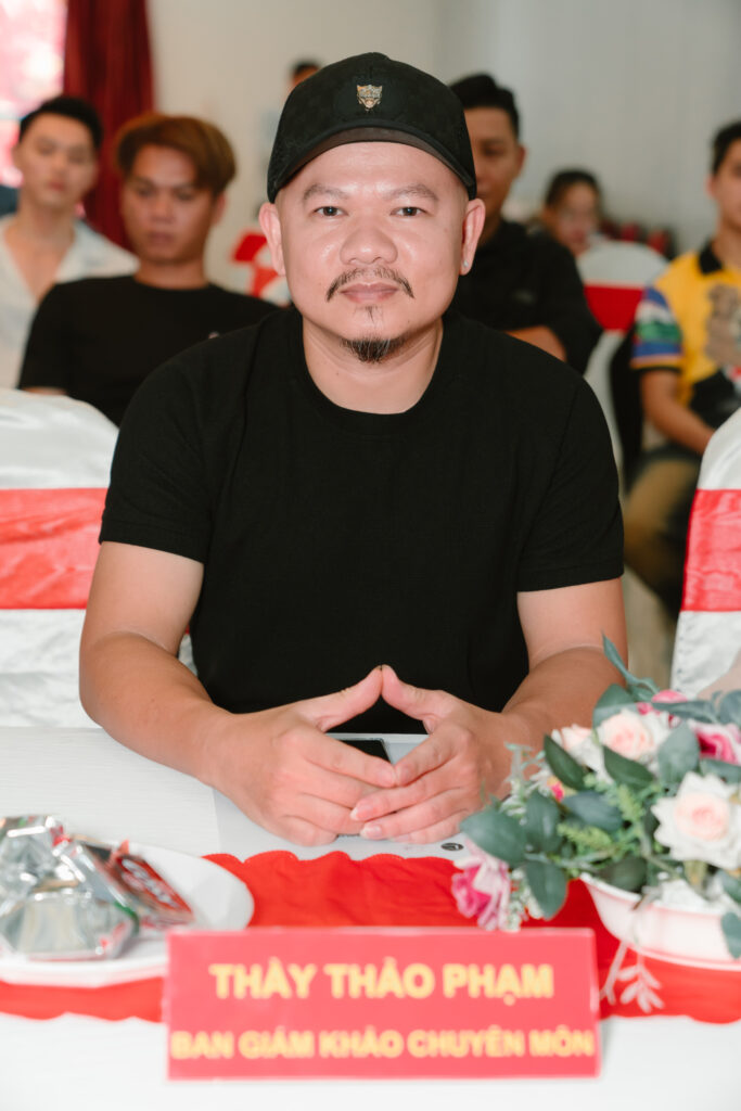 THẦY THẢO PHẠM – “NHUỘM HỒN” CHO NGHỀ TÓC NAM VIỆT NAM 2025 4 THẦY THẢO PHẠM – “NHUỘM HỒN” CHO NGHỀ TÓC NAM VIỆT NAM 2025