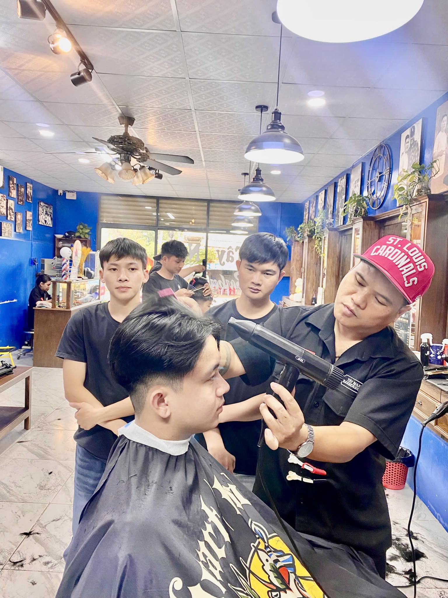 NGUYỄN TRUNG HIẾU – NGƯỜI DẪN LỬA TỪ TÂY NAM BARBER SHOP 3 NGUYỄN TRUNG HIẾU – NGƯỜI DẪN LỬA TỪ TÂY NAM BARBER SHOP