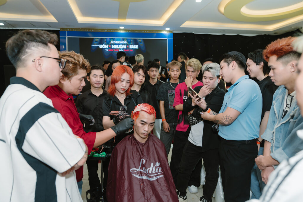 WORKSHOP UỐN NHUỘM FADE BƯỚC ĐỆM CHO BARBER IDOL AWARDS VIETNAM 2025 8 WORKSHOP: UỐN – NHUỘM – FADE BƯỚC ĐỆM CHO BARBER IDOL AWARDS VIETNAM 2025