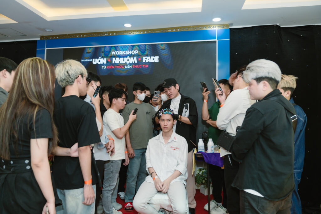 WORKSHOP UỐN NHUỘM FADE BƯỚC ĐỆM CHO BARBER IDOL AWARDS VIETNAM 2025 5 WORKSHOP: UỐN – NHUỘM – FADE BƯỚC ĐỆM CHO BARBER IDOL AWARDS VIETNAM 2025