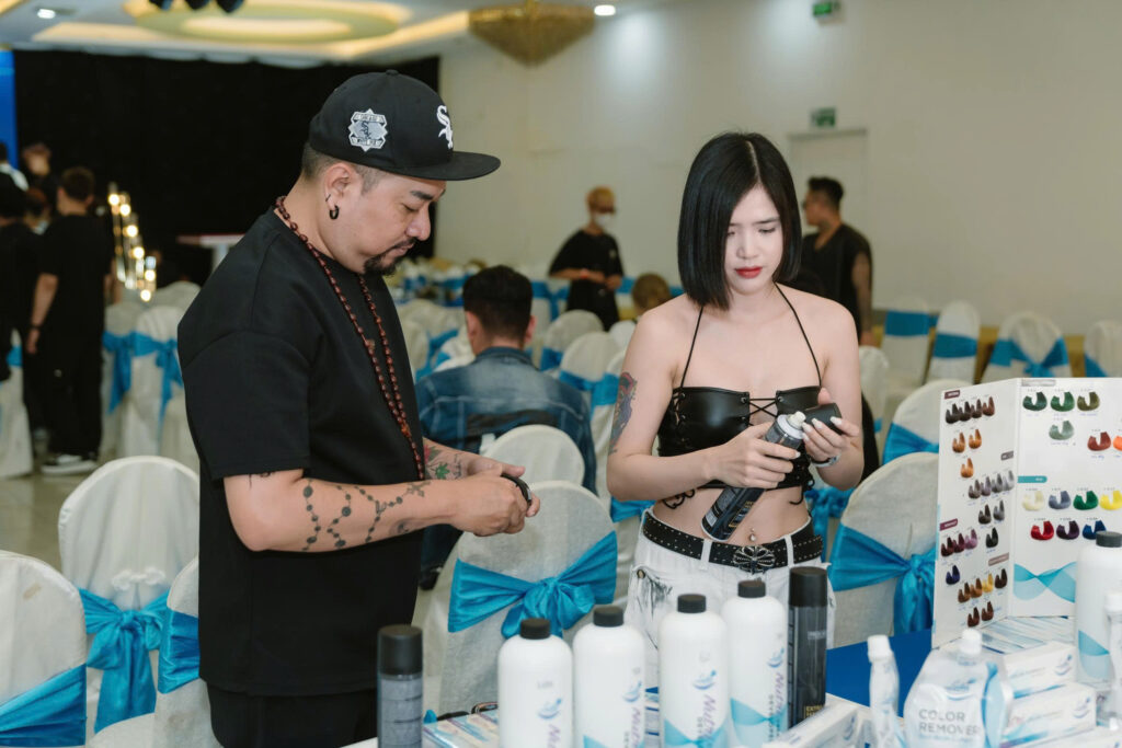 WORKSHOP UỐN NHUỘM FADE BƯỚC ĐỆM CHO BARBER IDOL AWARDS VIETNAM 2025 17 WORKSHOP: UỐN – NHUỘM – FADE BƯỚC ĐỆM CHO BARBER IDOL AWARDS VIETNAM 2025