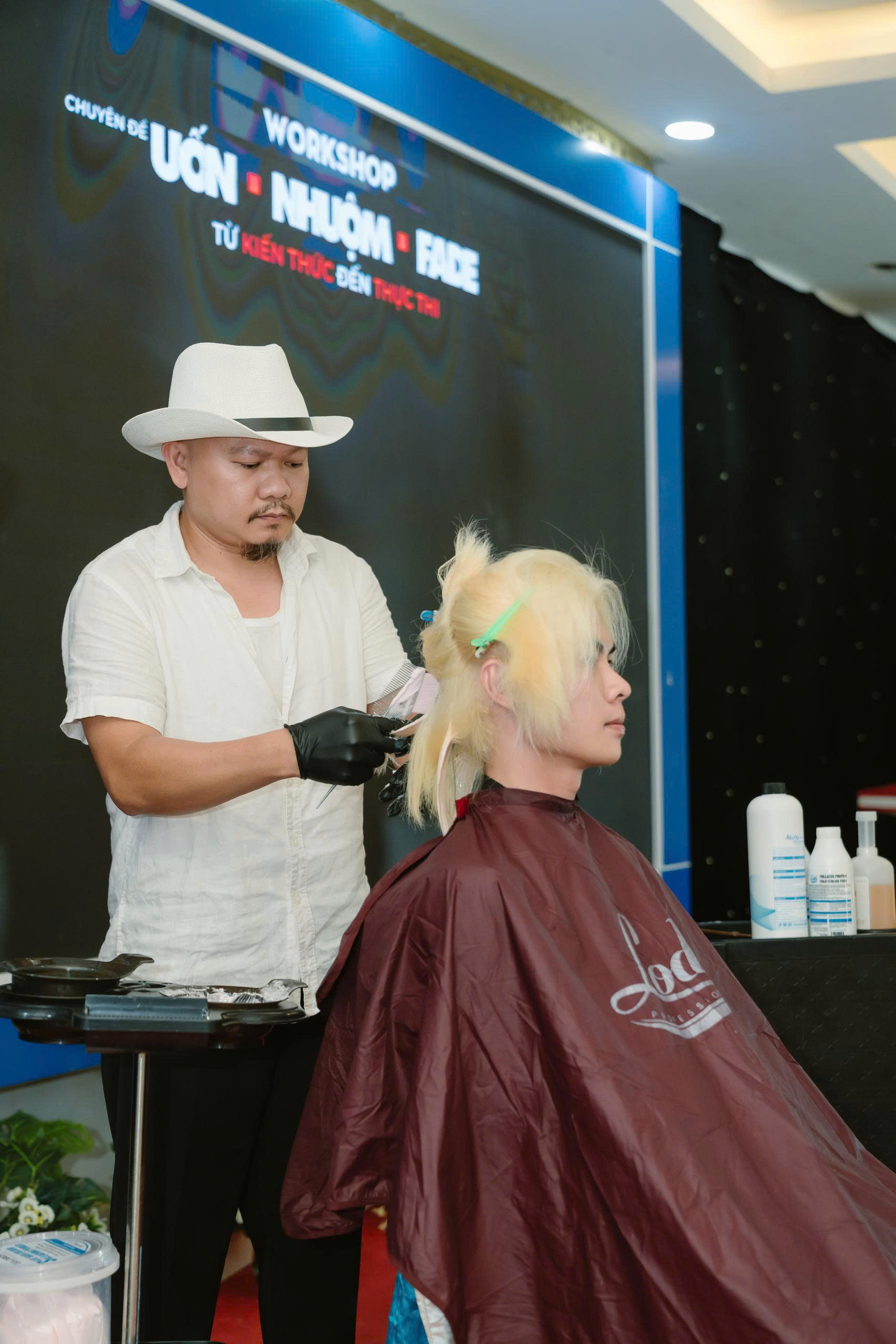 THẢO PHẠM VÀ TÁC PHẨM LINE “HỒNG – TRẮNG – TÍM KHÓI”