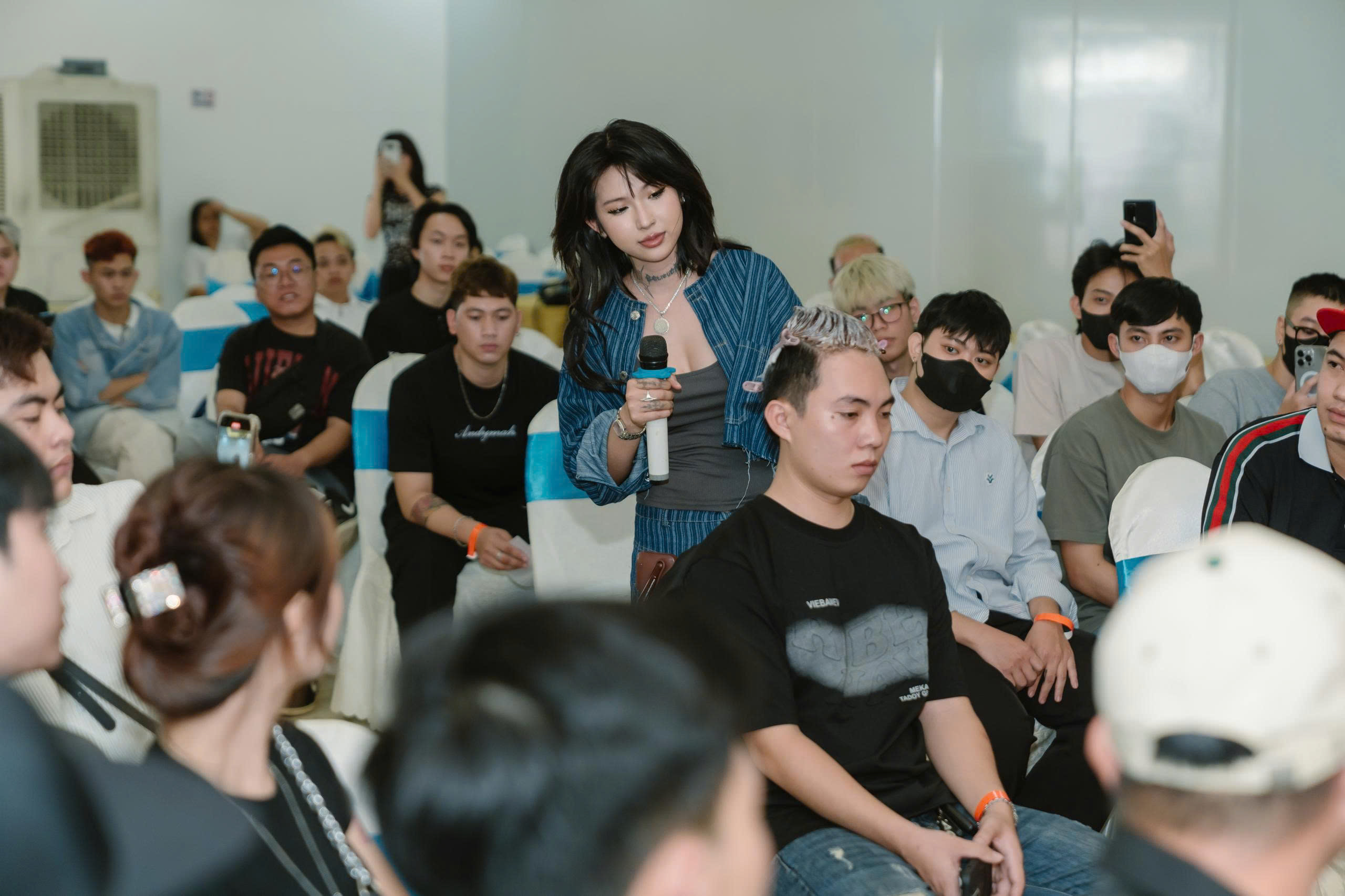 HÒA SẮC & ĐƯỜNG FADE – TÁC PHẨM ĐỈNH CAO TỪ CÔ NHƯ YEE VÀ THẦY CHÂU BARBER 3 HÒA SẮC & ĐƯỜNG FADE – TÁC PHẨM ĐỈNH CAO TỪ CÔ NHƯ YEE VÀ THẦY CHÂU BARBER