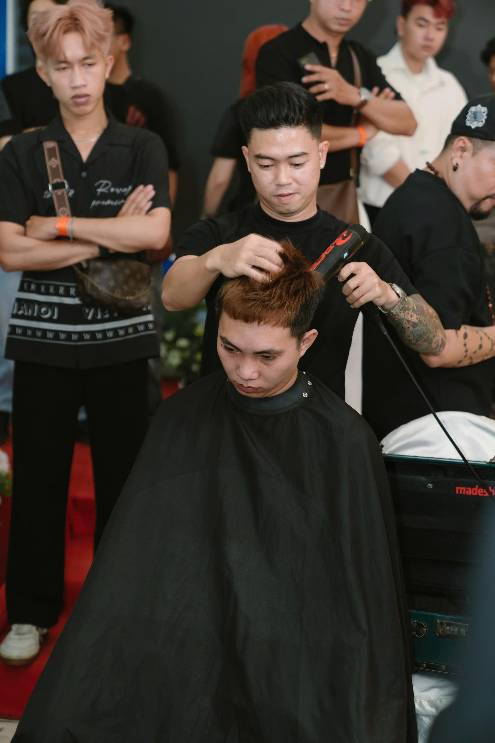 HÒA SẮC & ĐƯỜNG FADE – TÁC PHẨM ĐỈNH CAO TỪ CÔ NHƯ YEE VÀ THẦY CHÂU BARBER 6 HÒA SẮC & ĐƯỜNG FADE – TÁC PHẨM ĐỈNH CAO TỪ CÔ NHƯ YEE VÀ THẦY CHÂU BARBER
