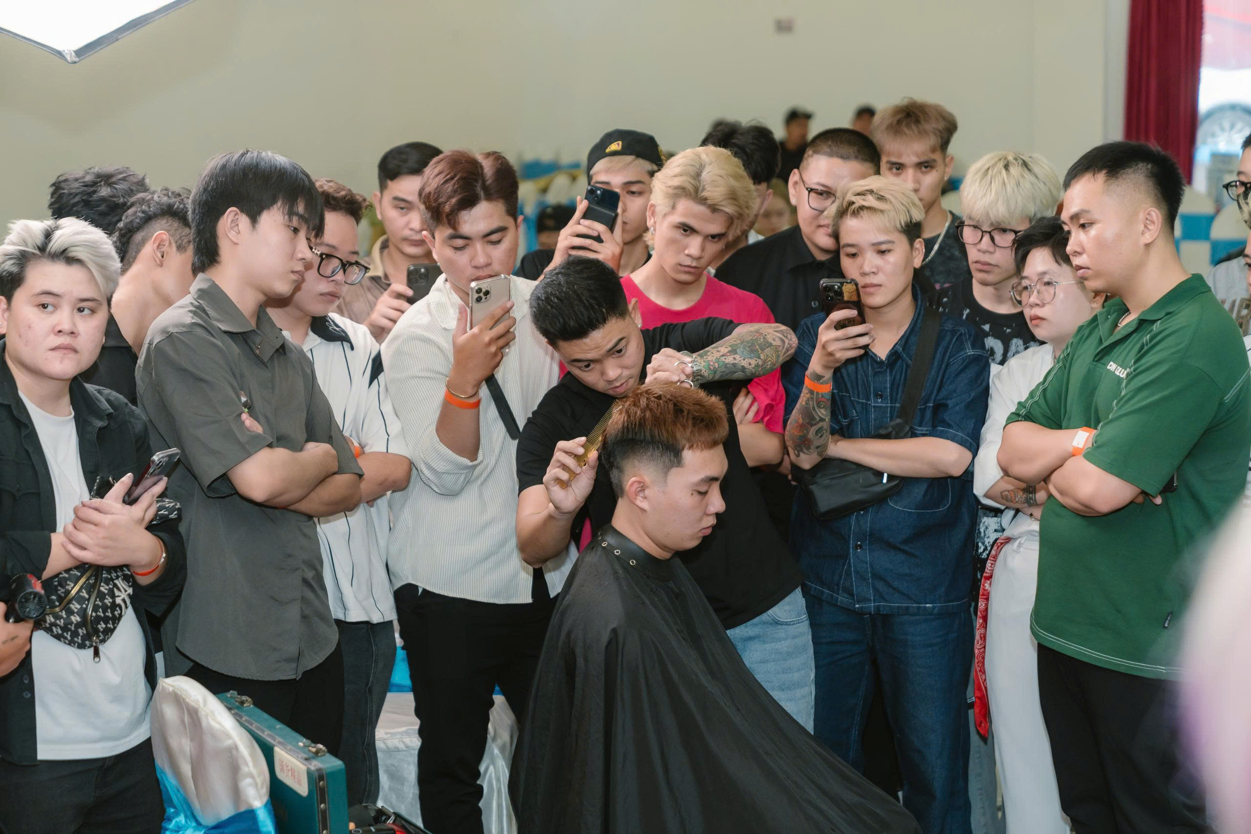 HÒA SẮC & ĐƯỜNG FADE – TÁC PHẨM ĐỈNH CAO TỪ CÔ NHƯ YEE VÀ THẦY CHÂU BARBER 5 HÒA SẮC & ĐƯỜNG FADE – TÁC PHẨM ĐỈNH CAO TỪ CÔ NHƯ YEE VÀ THẦY CHÂU BARBER