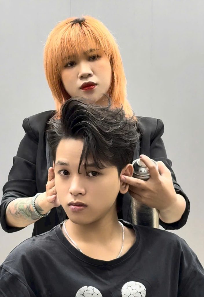 CÔ TRANG KƯMS – CHUYÊN GIA ĐÀO TẠO UỐN TÓC NAM
