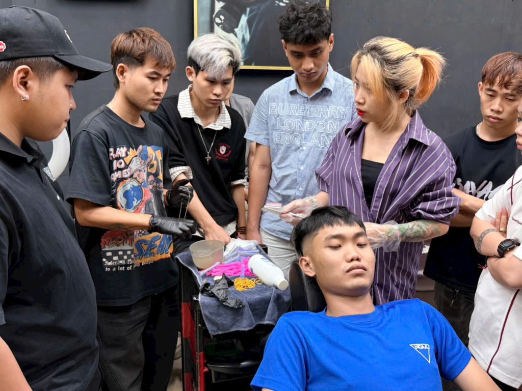 CÔ TRANG KƯMS – CHUYÊN GIA ĐÀO TẠO UỐN TÓC NAM
